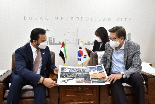 지난 9일 박형준 부산시장이 부산시청에서 압둘라 사이프 알 누아이미 주한 아랍에미리트(UAE) 대사를 접견하고 있다. 이 자리에서는 오는 11월 2020 두바이 엑스포 프리미어 세션에서 시연될 '하이퍼루프'에 대해서 의견을 나눴다. 부산시 제공= 연합뉴스.
